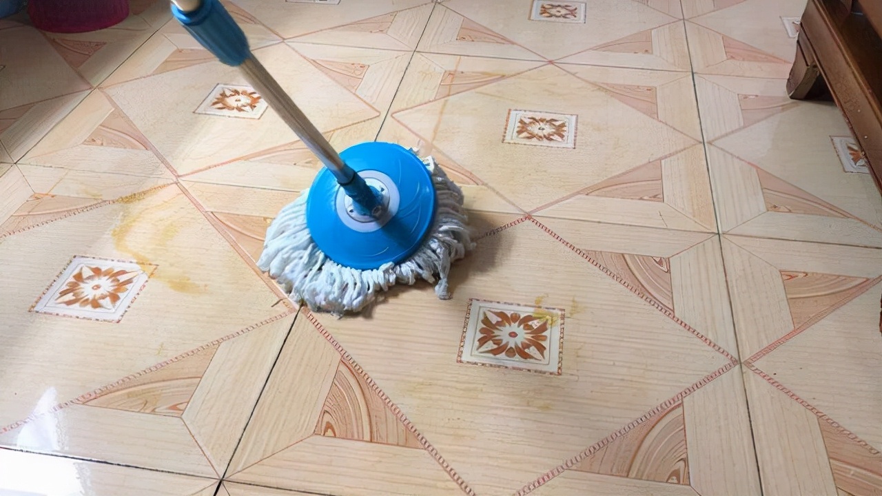 拖地只用“清水”,等于白拖!教你正确做法,地板光亮如新