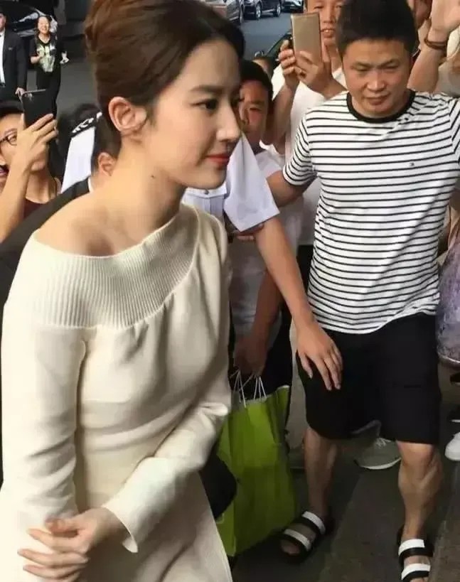 刘亦菲|刘亦菲无修生图,穿白裙露甜笑似仙女,身材微胖也难掩骨子美