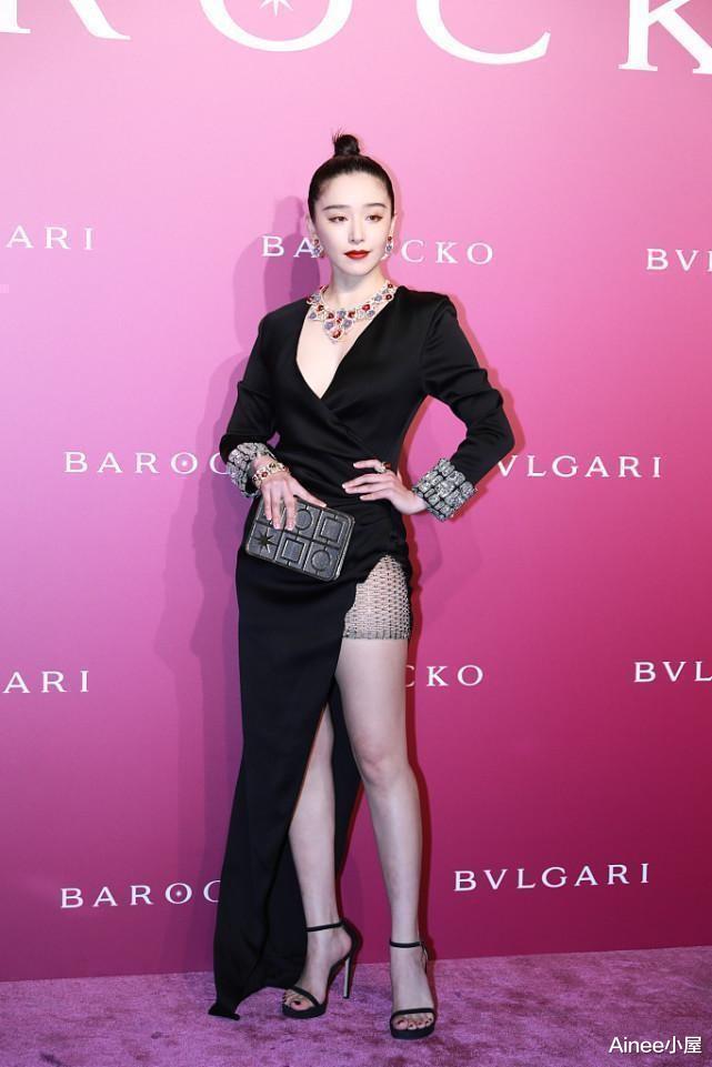 安卓 阚清子原来这么有气质,穿白斗篷裙配红唇挺成熟,看出内在的霸气