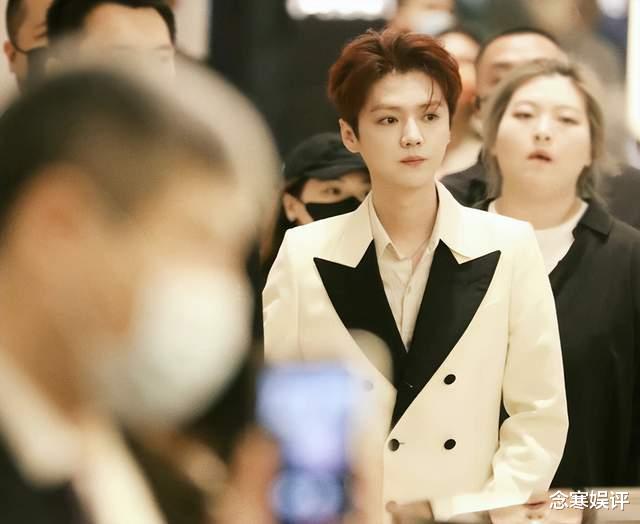 鹿晗|因不满媒体恶意发活动黑视频,粉丝怒怼鹿晗工作室,拿工资不办事