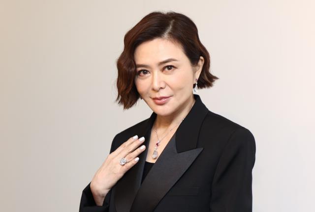 关之琳|关之琳现身珠宝展会,为庆祝60岁大寿拍卖私人珠宝