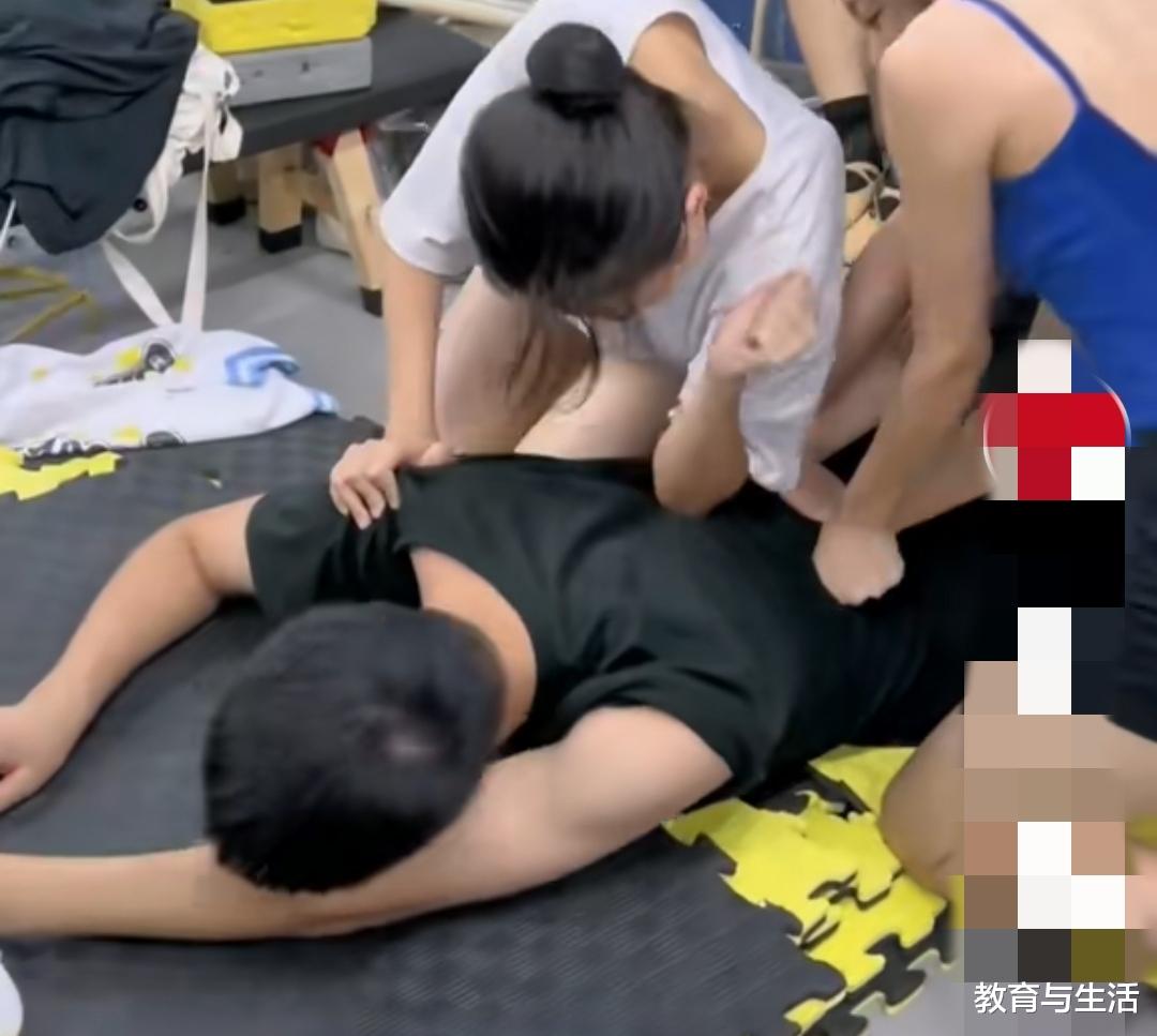 几名舞蹈女生为报训练之痛,决定给男教练一次按摩