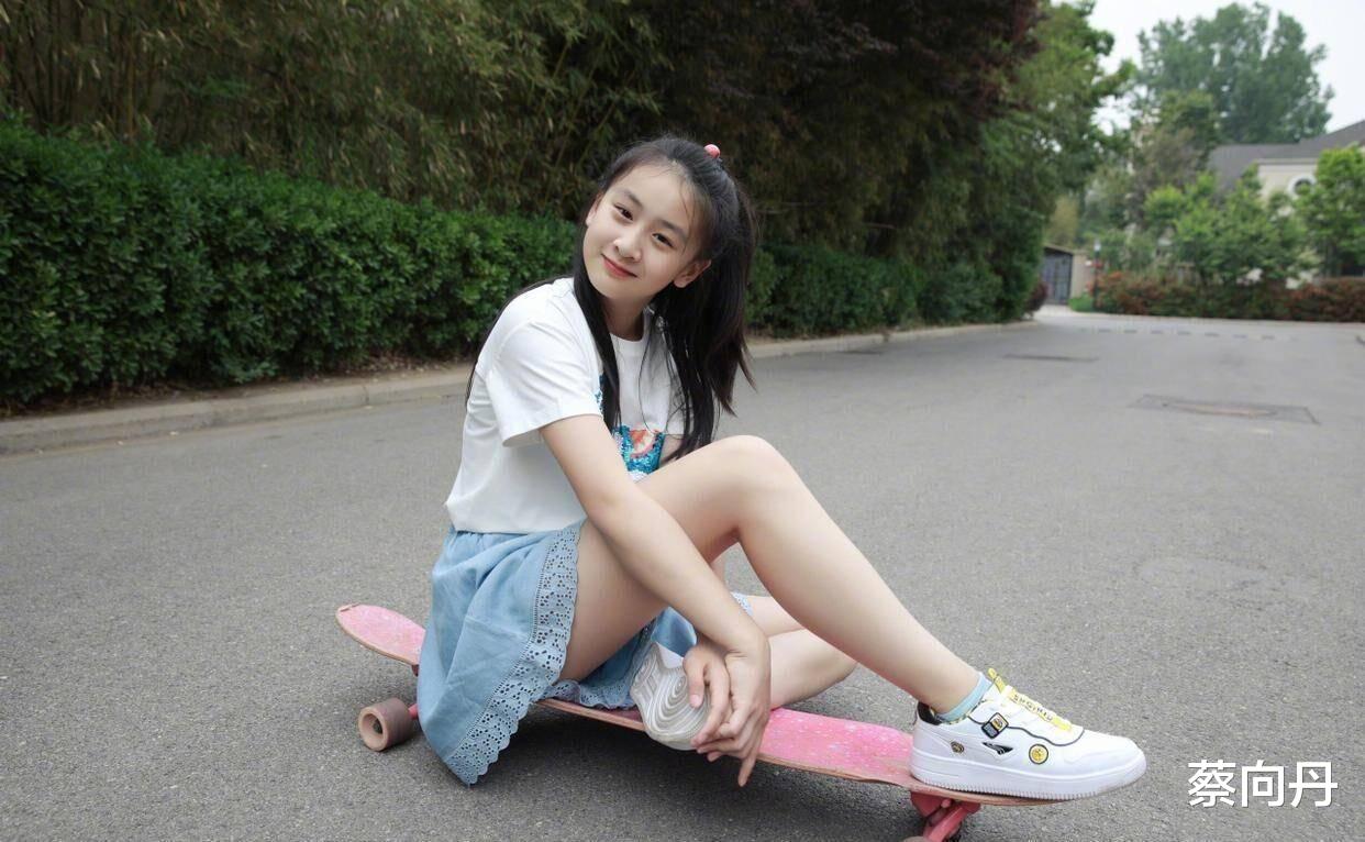 田雨橙|12岁田雨橙胆子真大，穿短裙还敢坐在滑板上拍照，穿衣风格引热议
