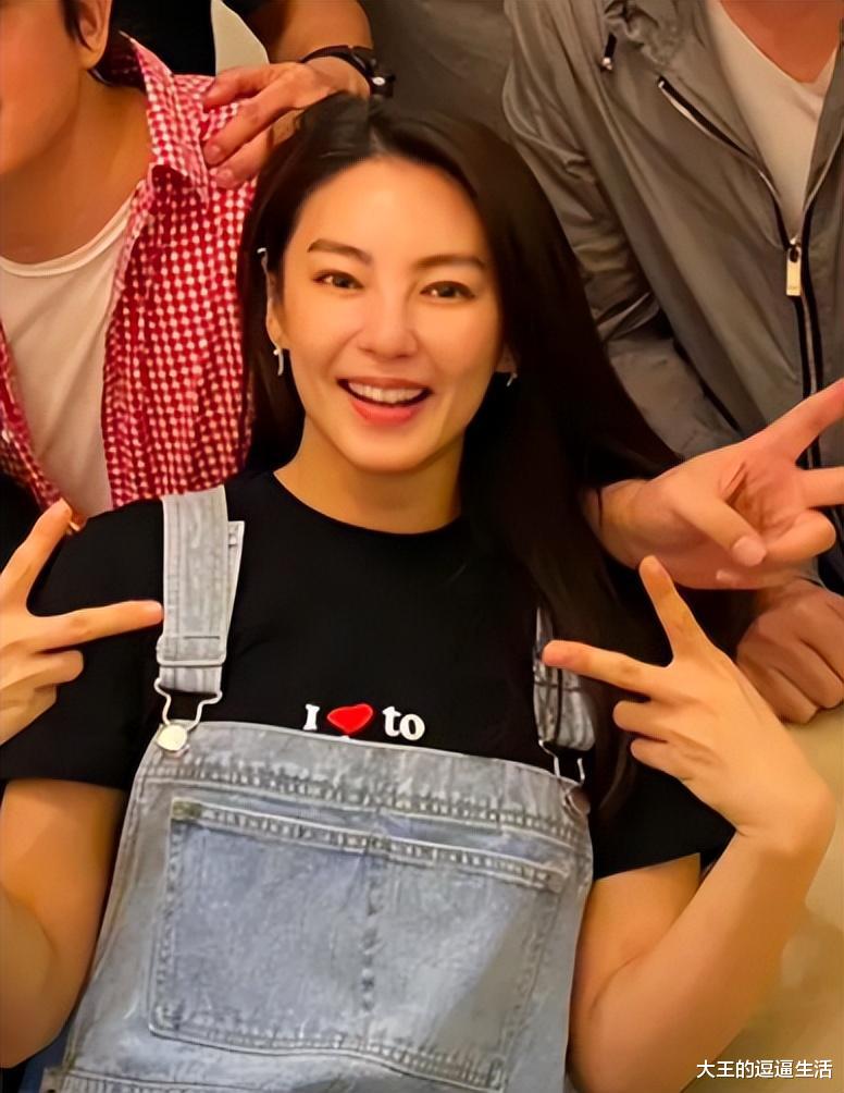 张雨绮|潘粤明张雨绮私下聚会!搂肩合影嘴角胡茬明显,姜超脸通红疑似醉酒