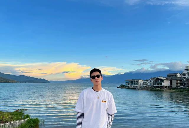 杨洋|杨洋大理旅游晒九宫格照片,人帅景美,没想到他爱戴“金链”