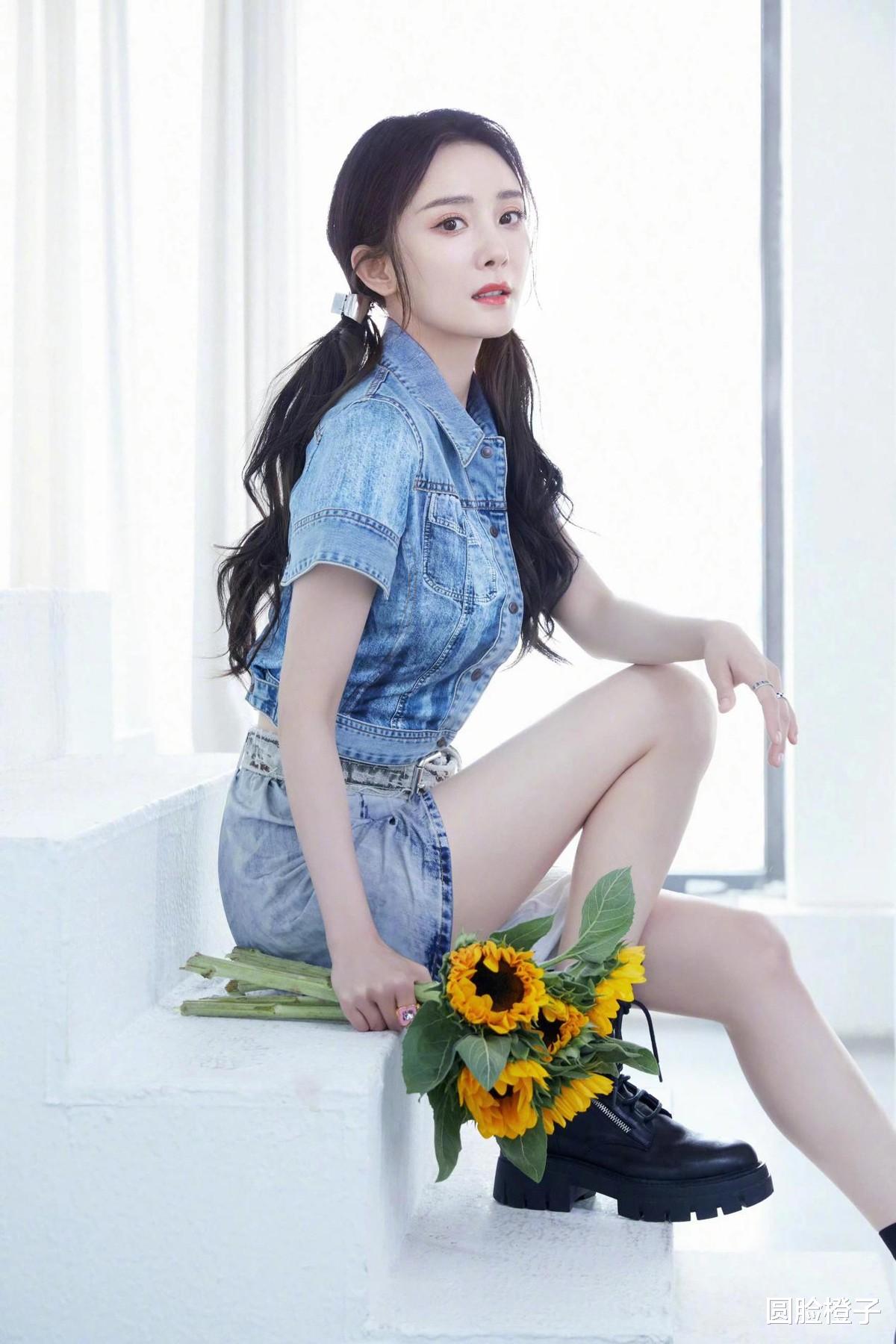 杨幂 杨幂少女感挡不住，牛仔裙配马丁靴甜美酷飒，扎双马尾不像35岁