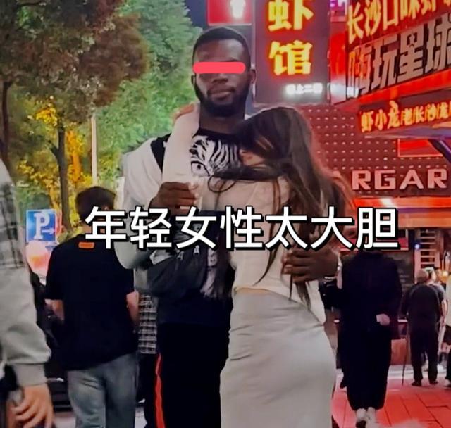 长沙街头:黑人小哥喂小姐姐喝“饮料”,背后正有女子被拖走