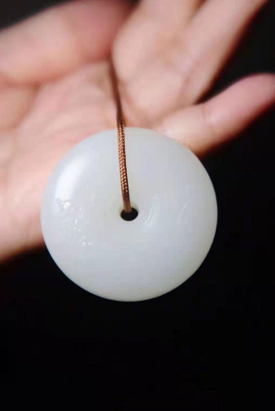 翡翠|买和田玉和翡翠哪个好？您真的了解吗？