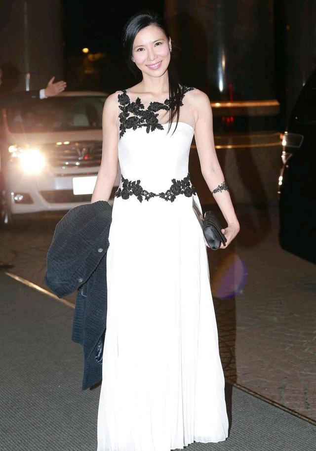 关秀媚|55岁关秀媚罕见露面 保养得宜曾卷醉驾风波星途尽毁