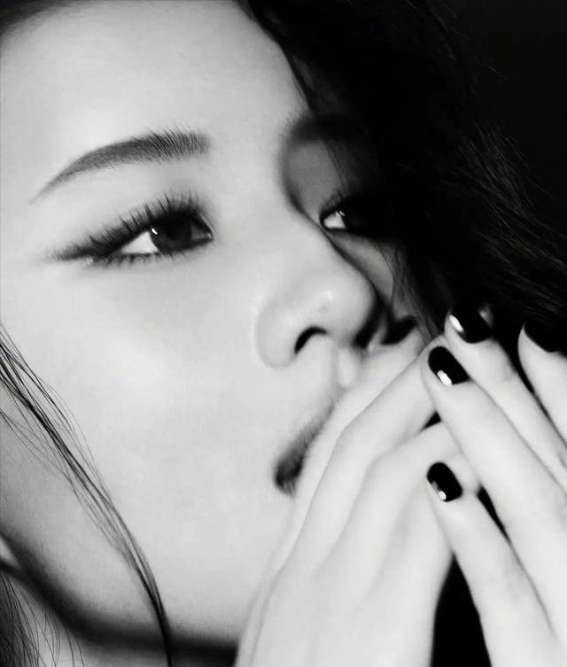 刘亦菲|刘亦菲晒黑白美照，配文三个字“柳宗源”，这才符合我女神的气质