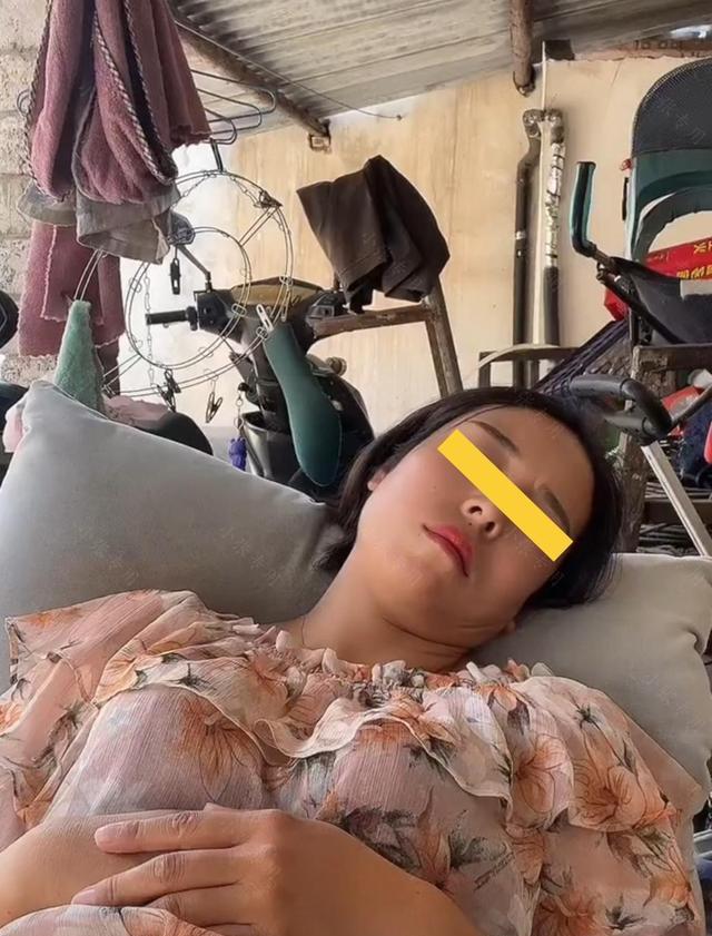 妻子在院里睡午觉,突然被丈夫用一盆水泼醒,网友:故意的