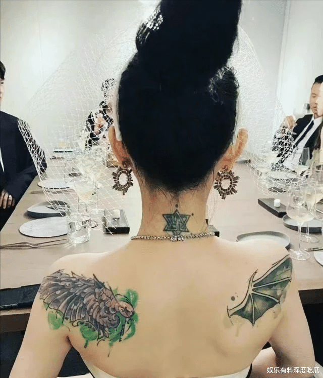 大S婚礼现场照曝光,头披白纱后背露纹身,这次赌对了