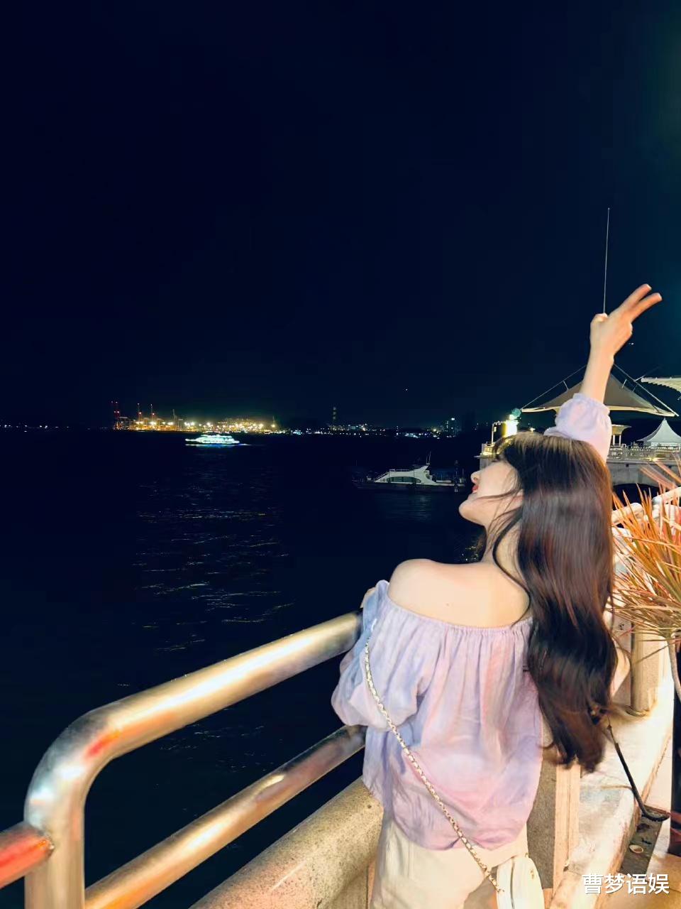 |赵露思晒秋日剧组生活照,遛狗赏花游戏三不误,大秀香肩对海比耶