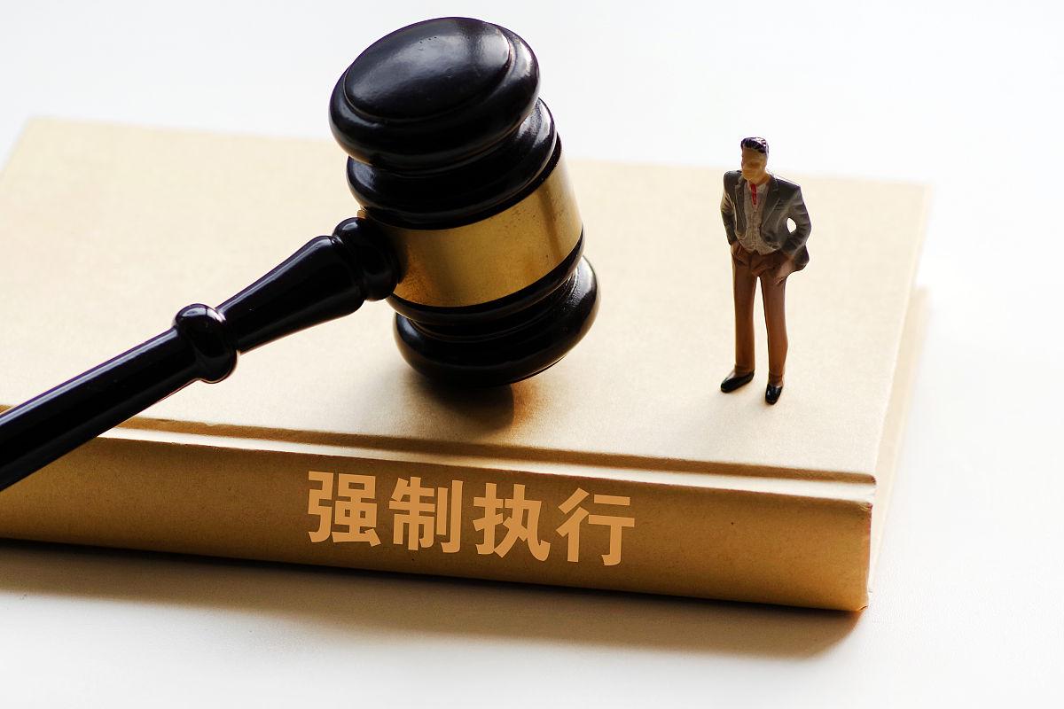 对方没按照判决还钱,法院把微信和银行卡冻结了,会自动解冻吗?