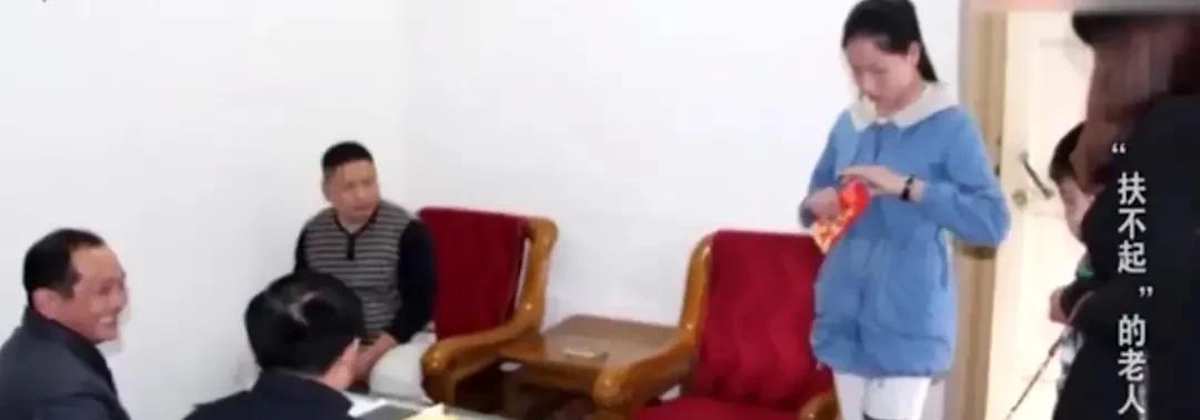 15年初三女生扶老人被讹,家属上门扬言:不赔钱就把人抬到你们家