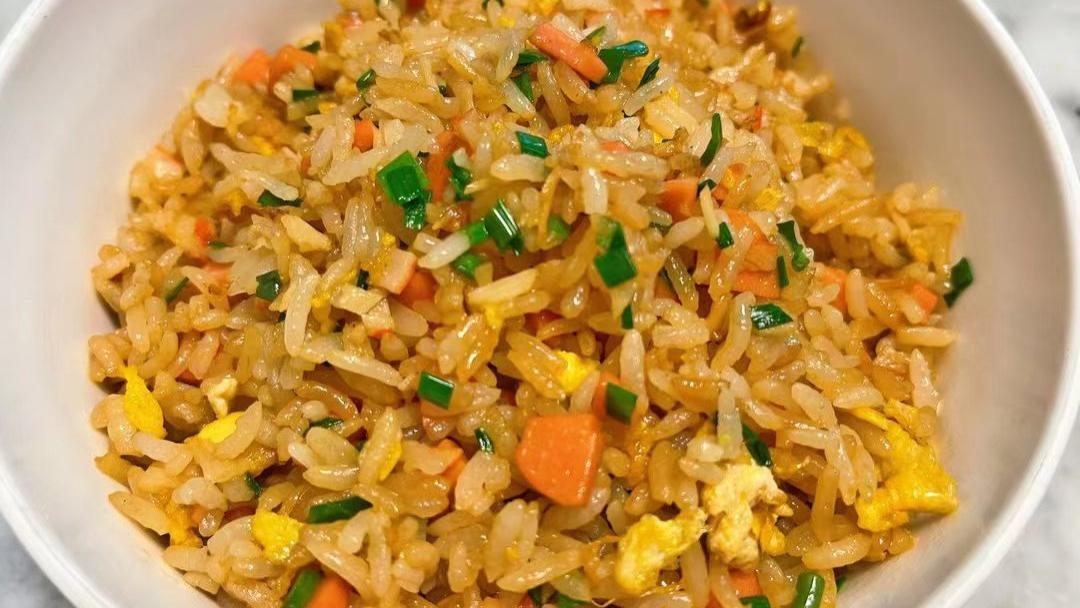 |偶然从美食爱好者手中学来他的绝技-酱油炒饭！