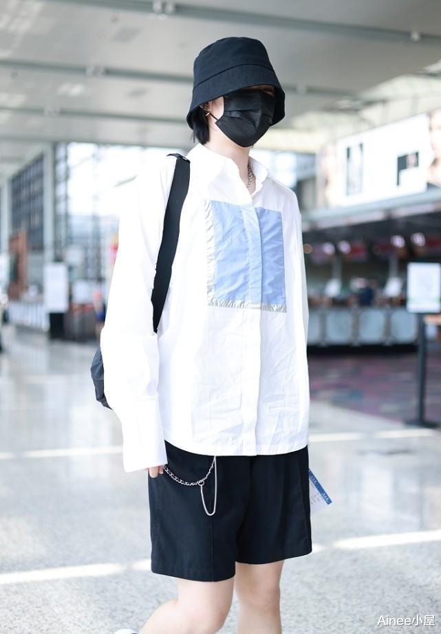 姚安娜 姚安娜风格变了不少，全黑look秀女团身材，短发看着好清爽