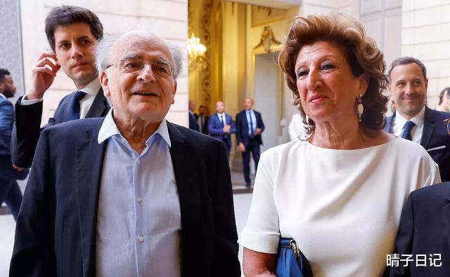 埃马纽埃尔·马克龙|马克龙72岁的妈妈亮相儿子的就职典礼!穿着白裙和儿媳撞衫了