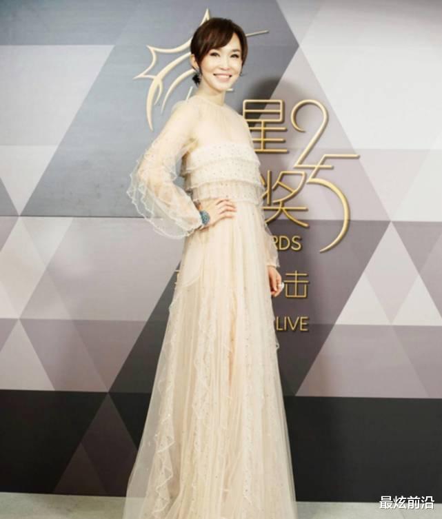 范文芳太敢穿了，一袭芭比粉挂脖裙美艳动人，51岁依旧是女神级的