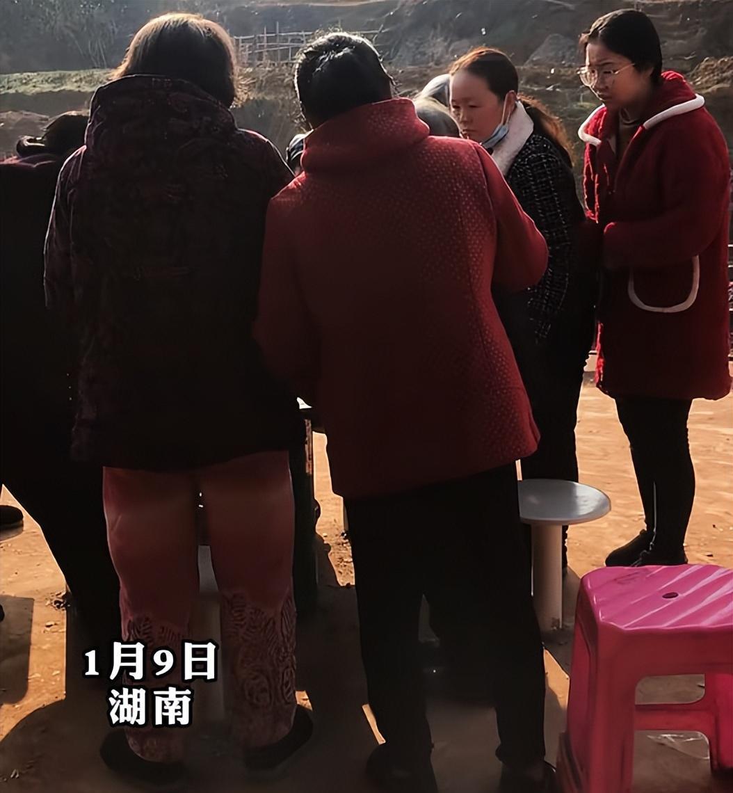 菜刚上桌老人就用袋子打包,另一位老人不准发生争执,真的穷怕了