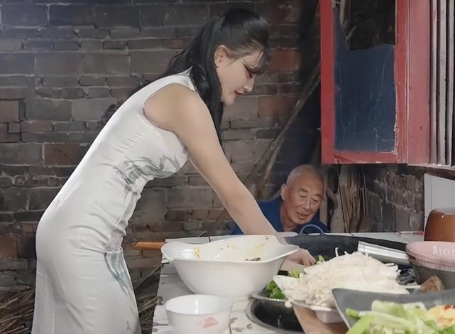 |网红唐小鱼穿包臀裙爬树，弯腰下蹲捡栗子引争议，网友：丢人现眼