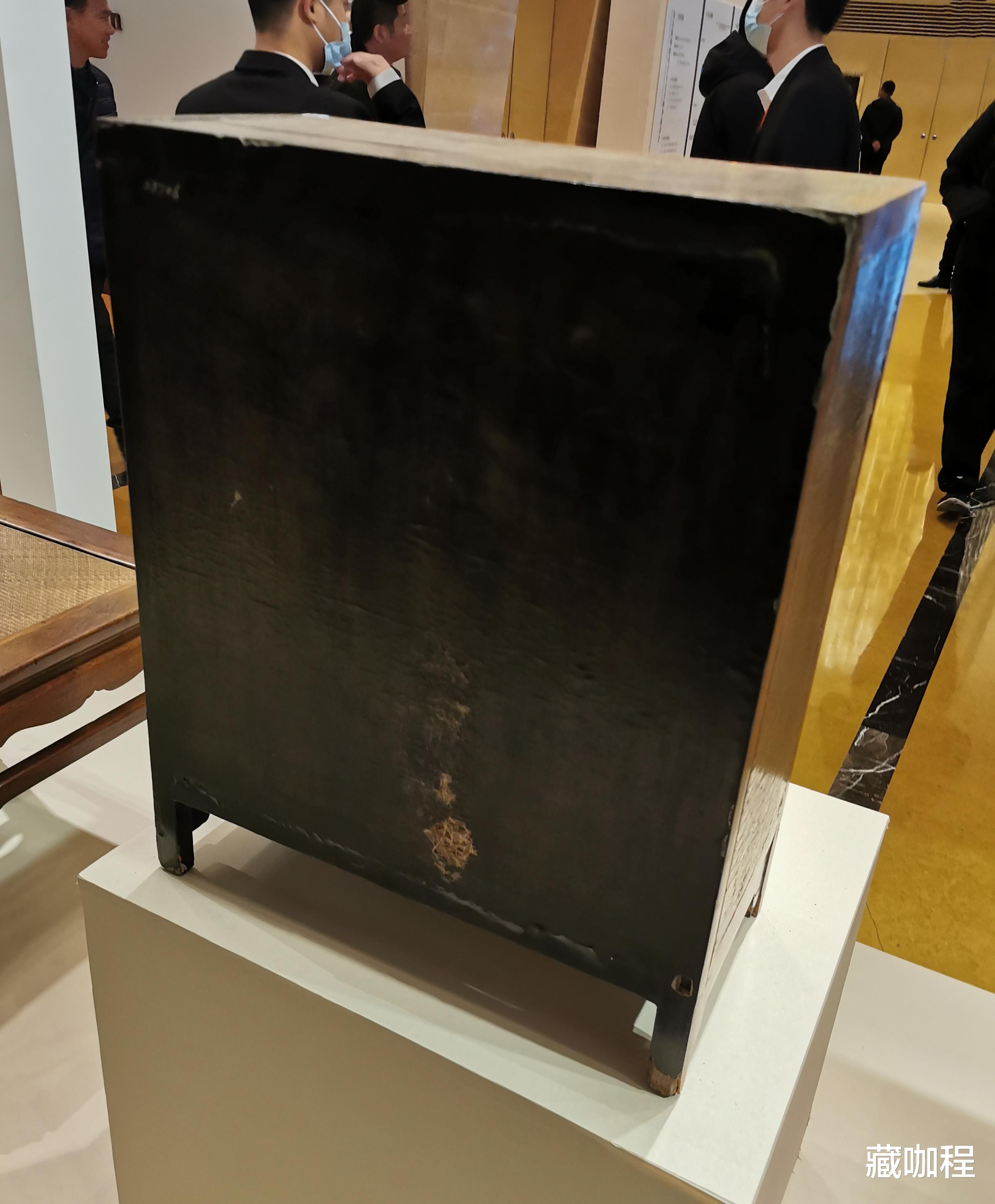 |估价四五十万元,黄花梨框黑漆面小方角柜流拍