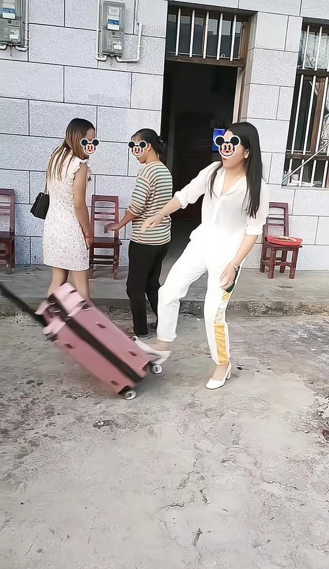 女子离婚后带行李回娘家,母亲上前迎接,姐姐把她的行李丢在地上