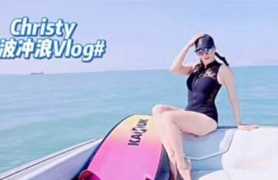 钟丽缇|51岁钟丽缇携全家三亚度假，穿透视泳衣冲浪，两个女儿大显好身材