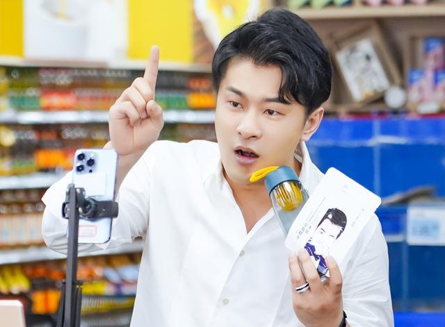 网红猫妹妹宣布回归，为感恩师傅辛巴，献唱《父亲》，网友：荒诞