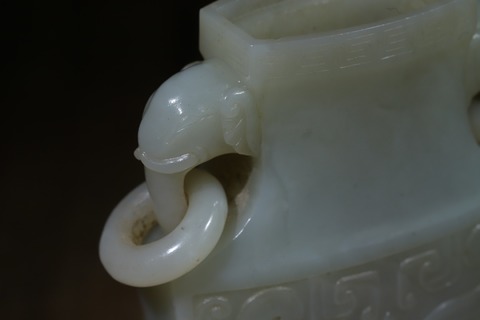 |舊藏和田玉“兽面象耳活环瓶”