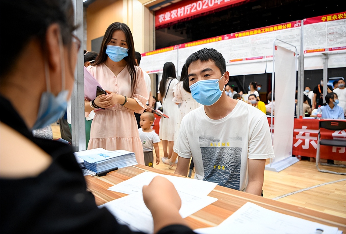 00后|“下班时间,不谈工作只说情怀”,公司肆意降薪,00后却集体摆烂