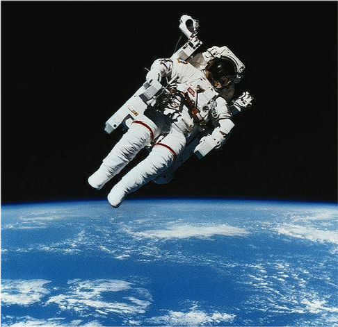 宇航员在太空看到的宇宙,是白天还是黑夜?