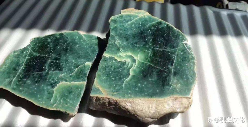 翡翠|5000拿下的原石一刀切出“帝王裂”，货主在细看之后嘴角竟泛起微笑
