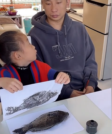 教育部|老师布置作业让画鱼，女孩一顿操作猛如虎，爸爸全程无奈配合