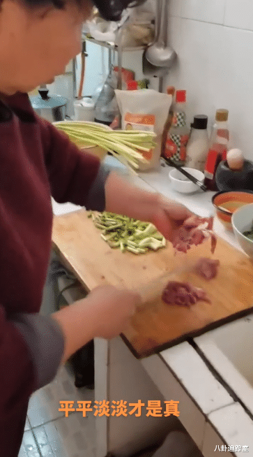 杜新枝|心狠手辣？杜新枝晒切肉视频，面无表情动作狠，网友：习惯成自然