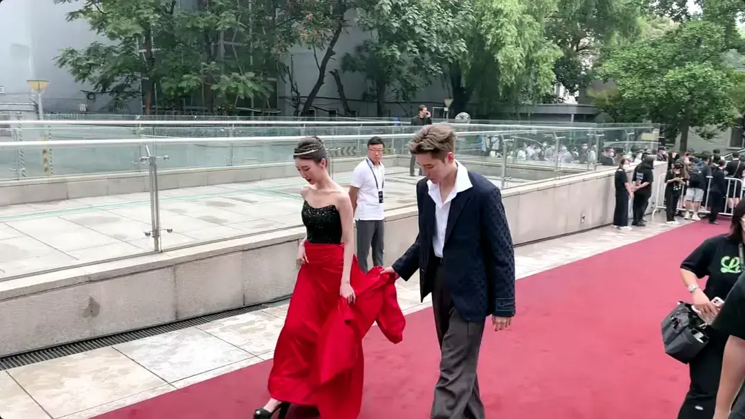 明星|明星走红毯排场真大，多名助理开道、搀扶，这是皇帝太后驾到？