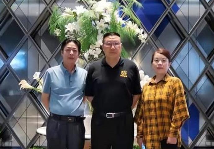 曝杜新枝到北京维权,下跪手举亲儿子姚策照片,称正义网友很失望
