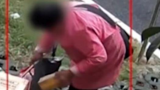 安徽合肥：男子把快递放家门口去停车，扭头发现大妈在偷拿，只要放东西就偷拿