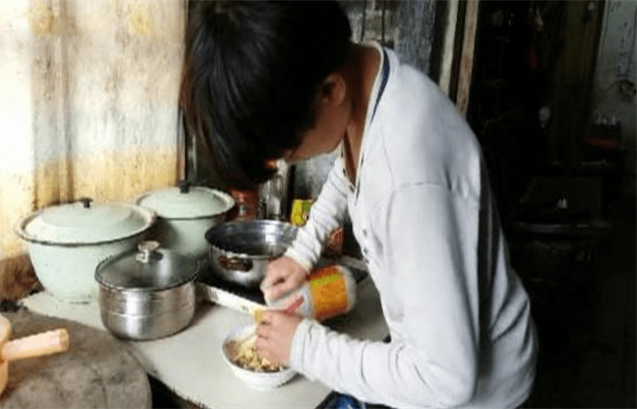 河南9岁男孩辛苦摘辣椒,日挣7元只为养活瘫痪父亲,感动无数网友