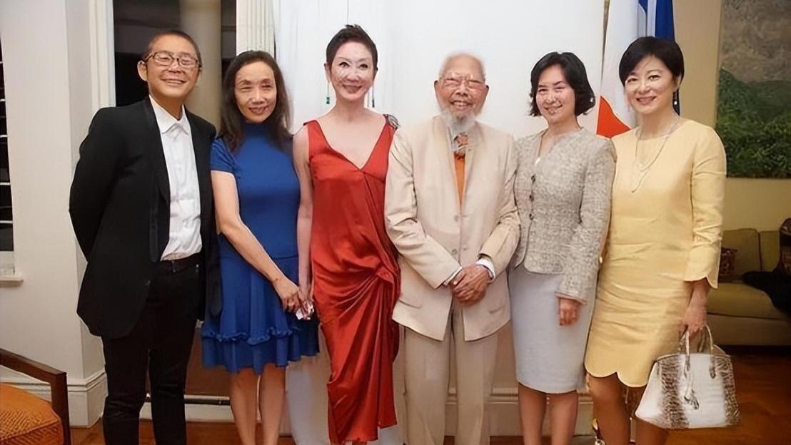 林青霞|林青霞与何超琼同框，身穿连衣裙褶皱明显，67岁气质不输其他人