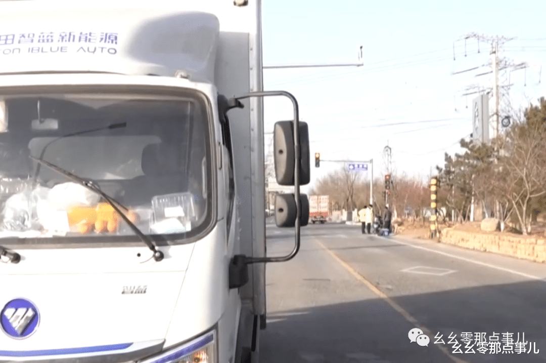 外卖员闯红灯被撞飞,却骗北京交警说是绿灯!还想讹钱咋地?