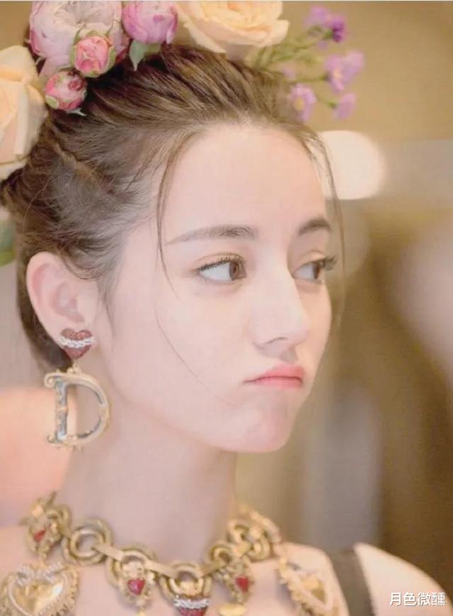迪丽热巴 迪丽热巴满脸痘痘，女神落入凡间，网友调侃她只能活在精修图里