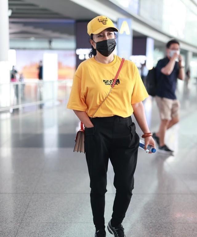 |刘晓庆是看开了，走机场终于不装面对现实，满脸皱纹很自然真实