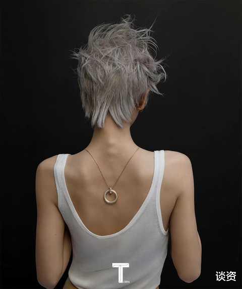 当红女星|baby酷飒银色短发造型，混血长相少年感满满，项链反吊背部好帅