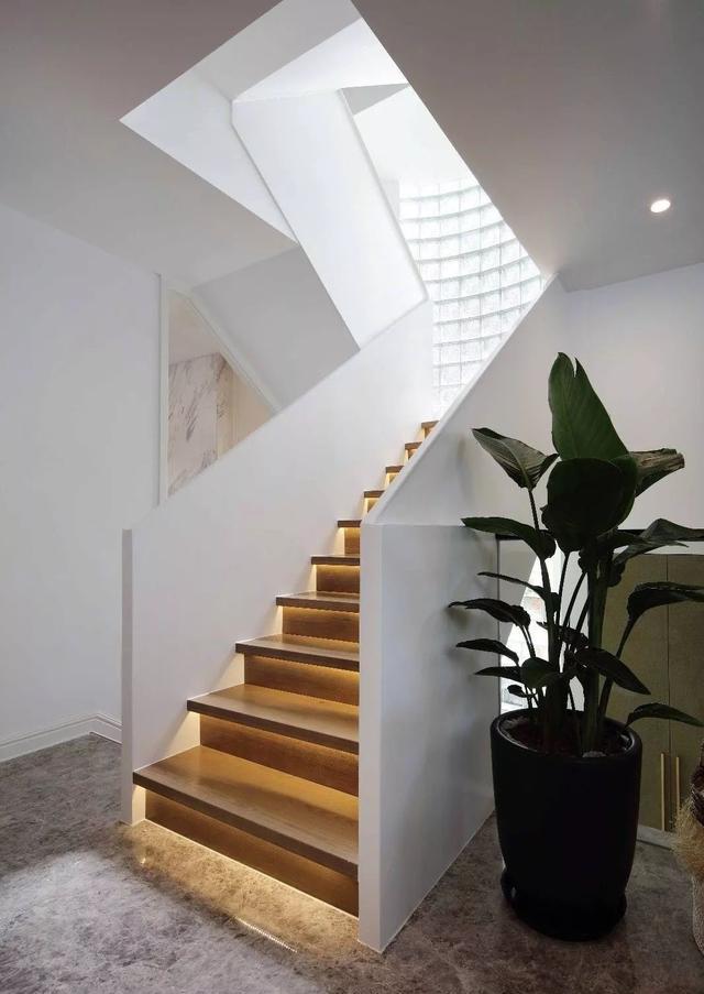 大理石楼梯上挖卡槽,塞条流水灯带,人来灯亮人走灯灭,效果高级