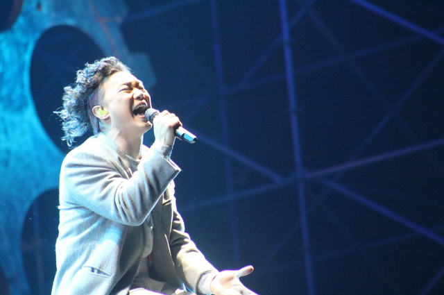 陈奕迅|忍了3年！歌王陈奕迅终在香港红馆开唱，刘德华等送花篮祝贺