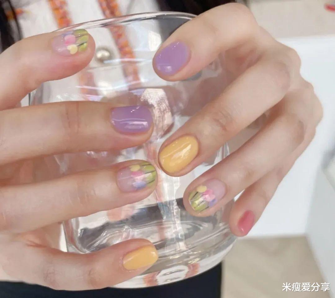 美甲 夏日心动美甲系列?，花朵手绘清新百搭，氛围感十足！