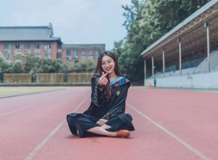 浙江大学|浙大女生落选公务员,父母后悔:选错专业,白费了多考的100分