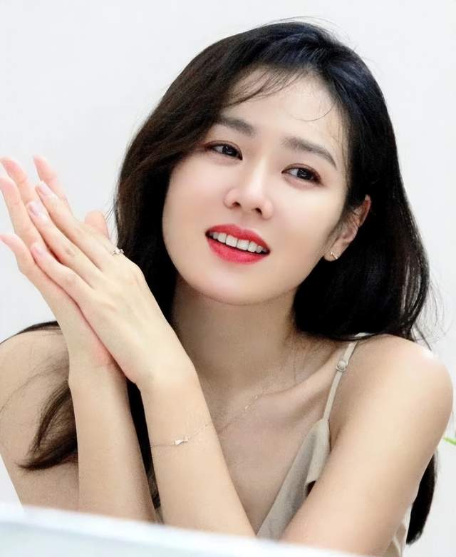 孙艺珍|气质女神，26岁成影后，40岁嫁初恋，今提前生子，儿子颜值受期待