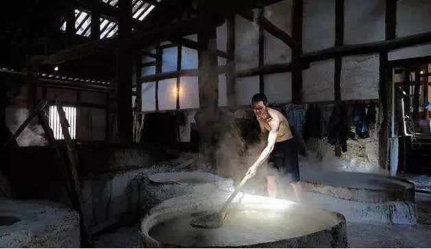 水是无色无味的,而海里的水却很多盐分,这些盐是哪里来的?